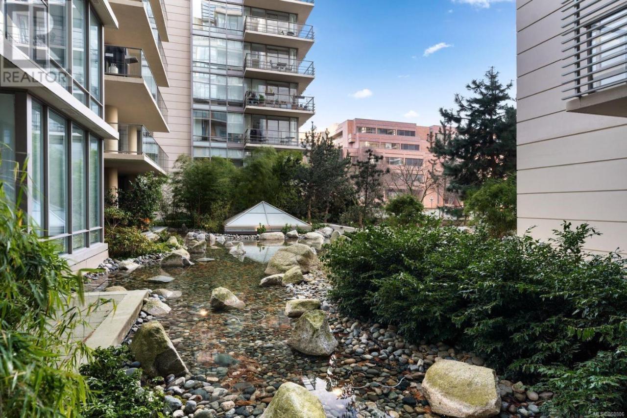 Waterfalls Hotel - Suite In Falls Downtown With Pool Виктория Экстерьер фото