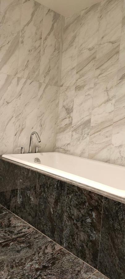 Waterfalls Hotel - Suite In Falls Downtown With Pool Виктория Экстерьер фото